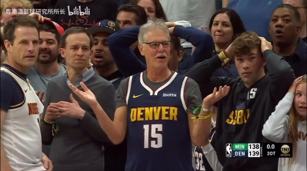 導(dǎo)火索？回顧此前掘金對陣森林狼，威少送出三分犯規(guī)后的眾生相！