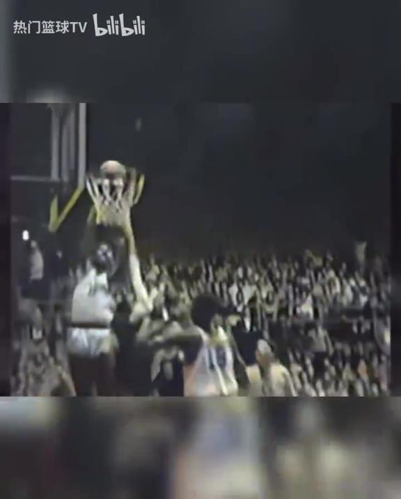 這是怪物嗎？張伯倫高中時(shí)期是怎么打球的？校園里的明星！