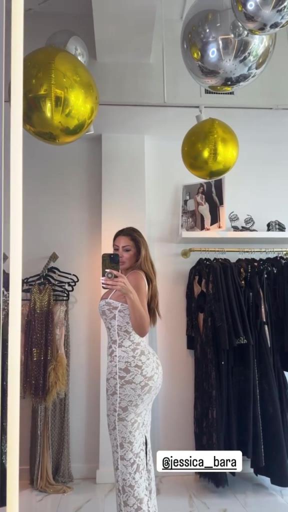 徐娘半老！皮蓬前妻穿吊帶裙自拍，這身材也太炸裂了！