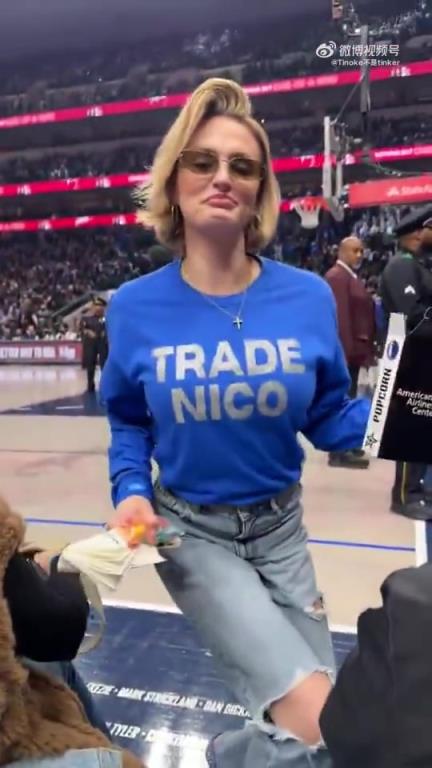 主場不準(zhǔn)球迷打印“解雇Nico”標(biāo)語，女球迷就出此下策