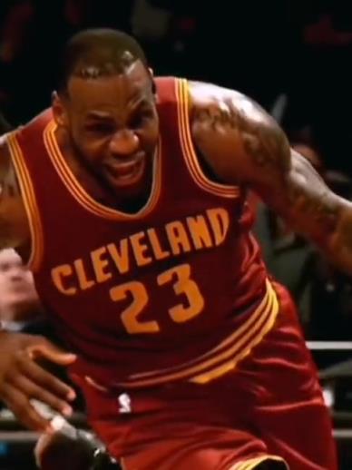 老詹這恐怖的大體格，完美詮釋什么叫“人型坦克”！