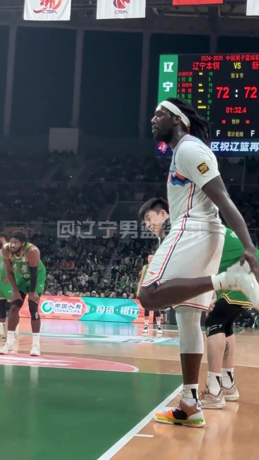 哈雷爾狂噴奧利弗：我會(huì)在澳洲干你小子！裁判吹T送他離場(chǎng)