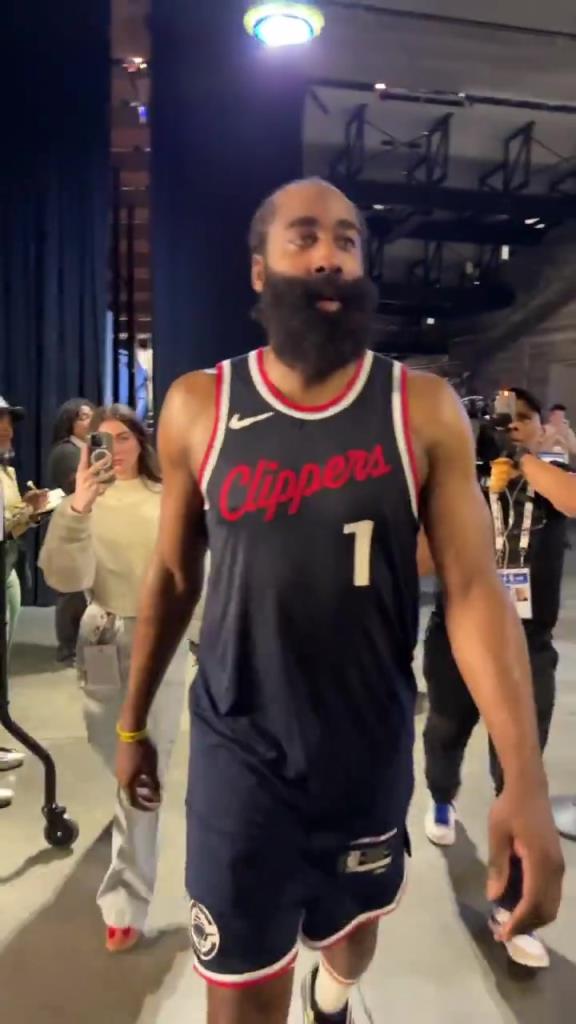 爆砍39分！哈登賽后走入球員通道氣喘吁吁：今天是場(chǎng)艱苦的戰(zhàn)斗