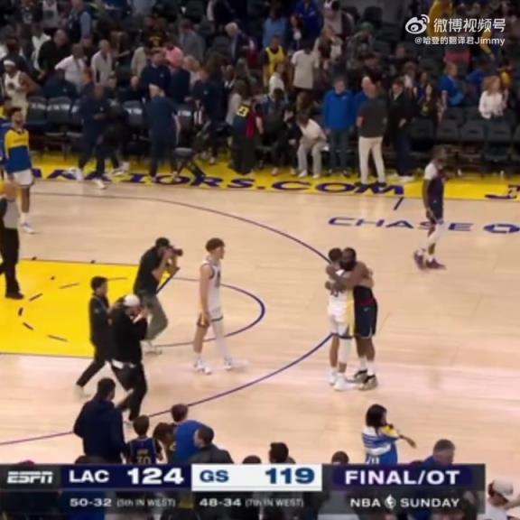 09雙雄傾盡全力！哈登和庫里賽后第一時間擁抱在一起