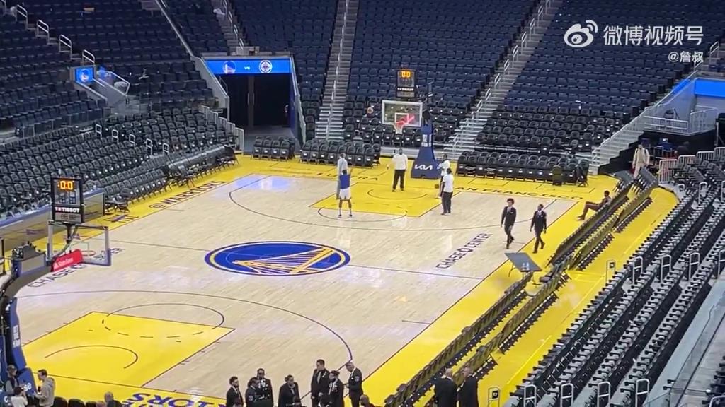 今天沒有得到出場機會！庫明加賽后還留在場地練習(xí)投籃