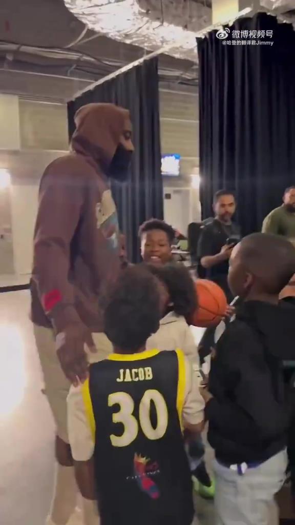 哈登賽后對小朋友：聽你們家長的話，總有一天你們也會(huì)打進(jìn)NBA