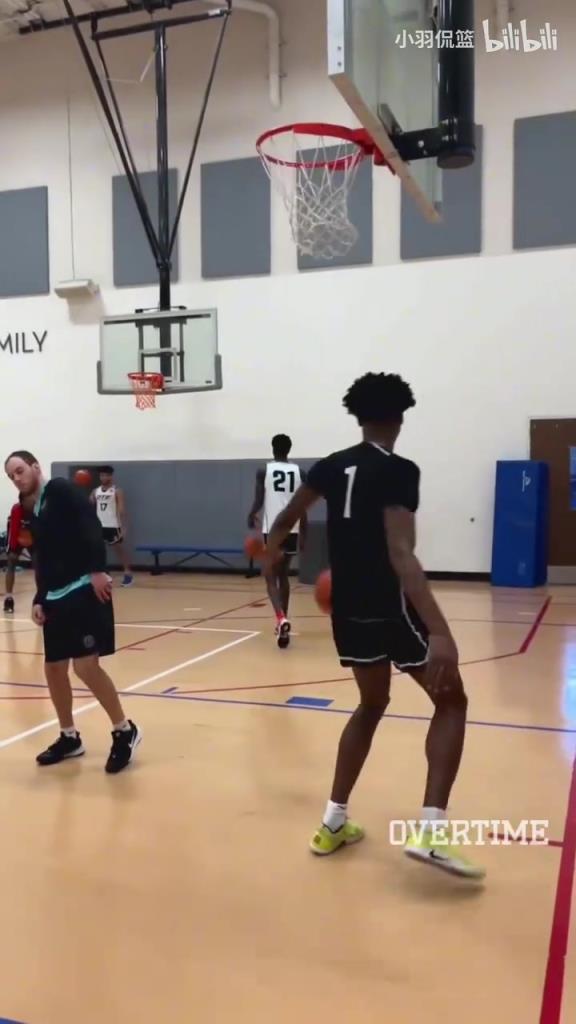 地表最強(qiáng)身體素質(zhì)？阿門扣籃簡直就像直升機(jī)起飛一樣！