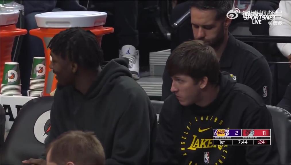 鎖定西部第三愜意得很！里夫斯輪休在板凳席上吃東西被抓拍到了