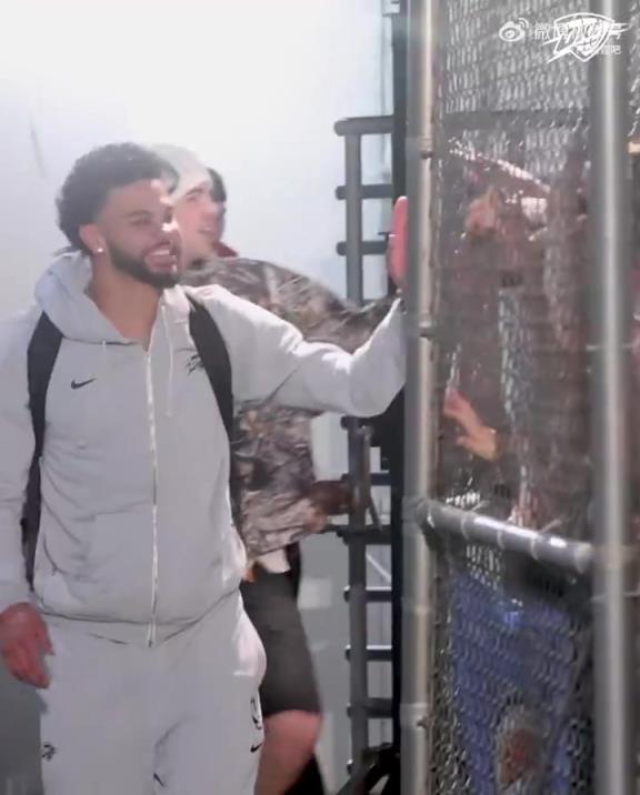 68勝歷史第五傲人戰(zhàn)績！雷霆全員回到OKC，當(dāng)?shù)厍蛎詿崆榻訖C(jī)