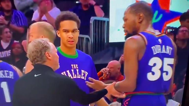 下課導(dǎo)火索？主帥布登此前抓住KD手臂要說什么，被一把甩開！