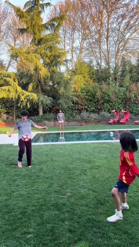 馬塞洛和兒子隔水相傳！大兒子腳法有點(diǎn)東西的！