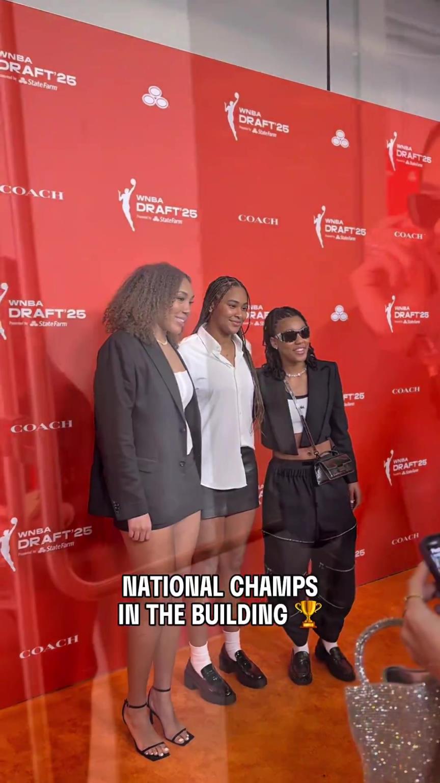 吧友們有喜歡的嗎？WNBA選秀大會(huì)上，到處都有靚麗的風(fēng)景線