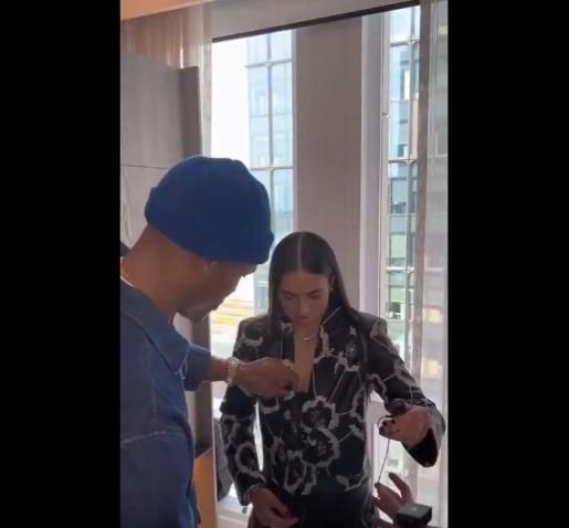 威嫂看到要打人的！威少上手幫WNBA妹子整理胸前的衣服
