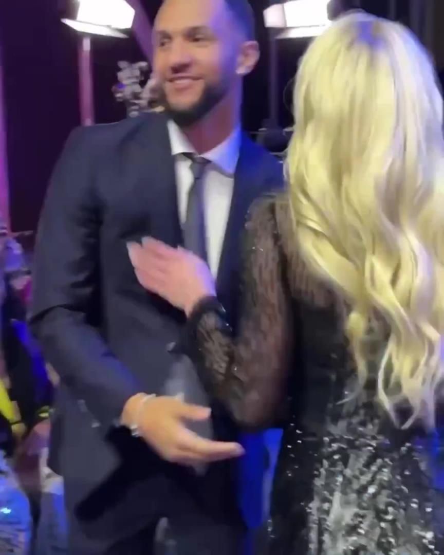 身材姣好！薩格斯的女友海莉被芝加哥天空選中！兩人接吻慶祝