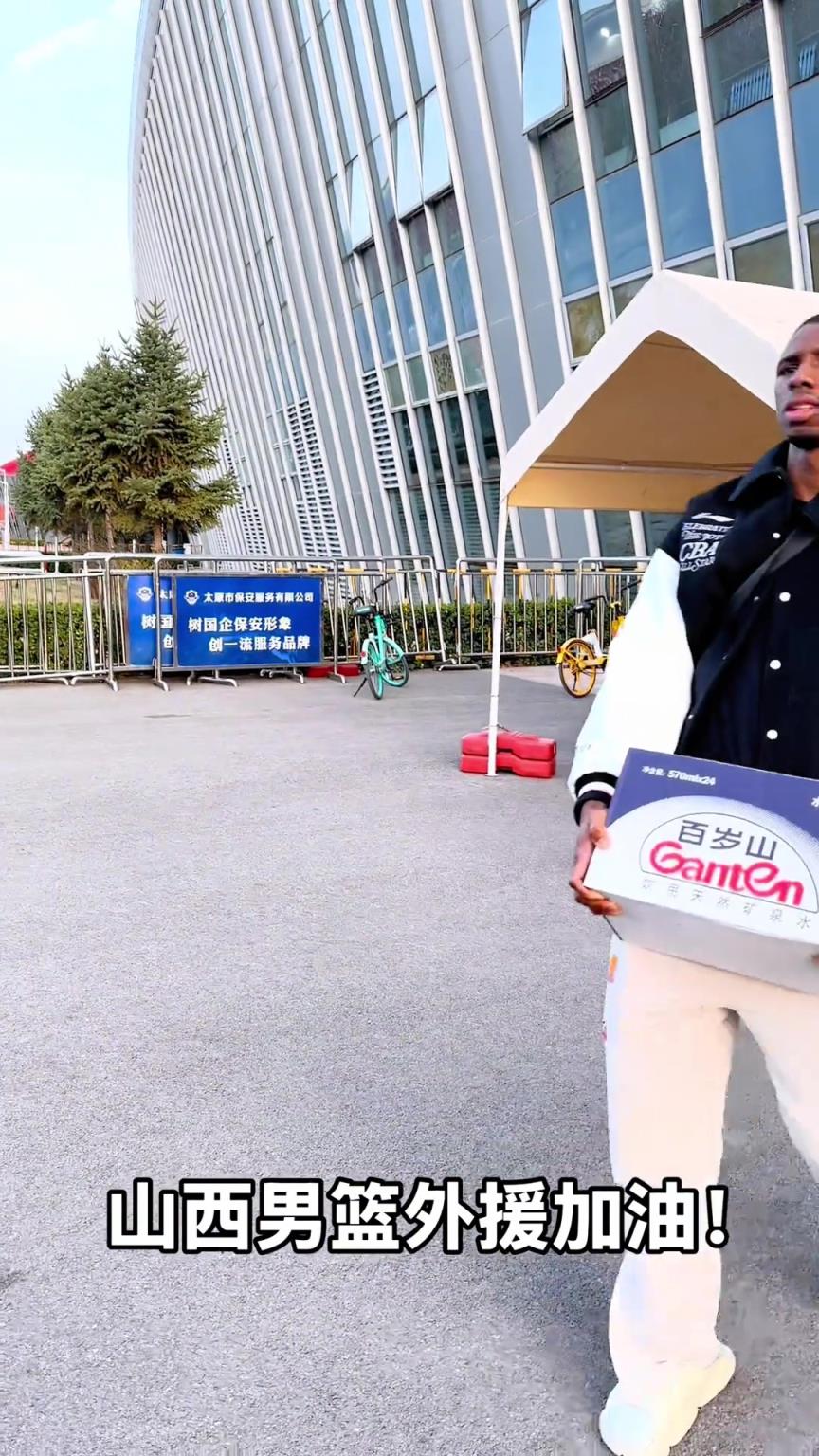 不是！你們山西外援合同還包括搬水的？