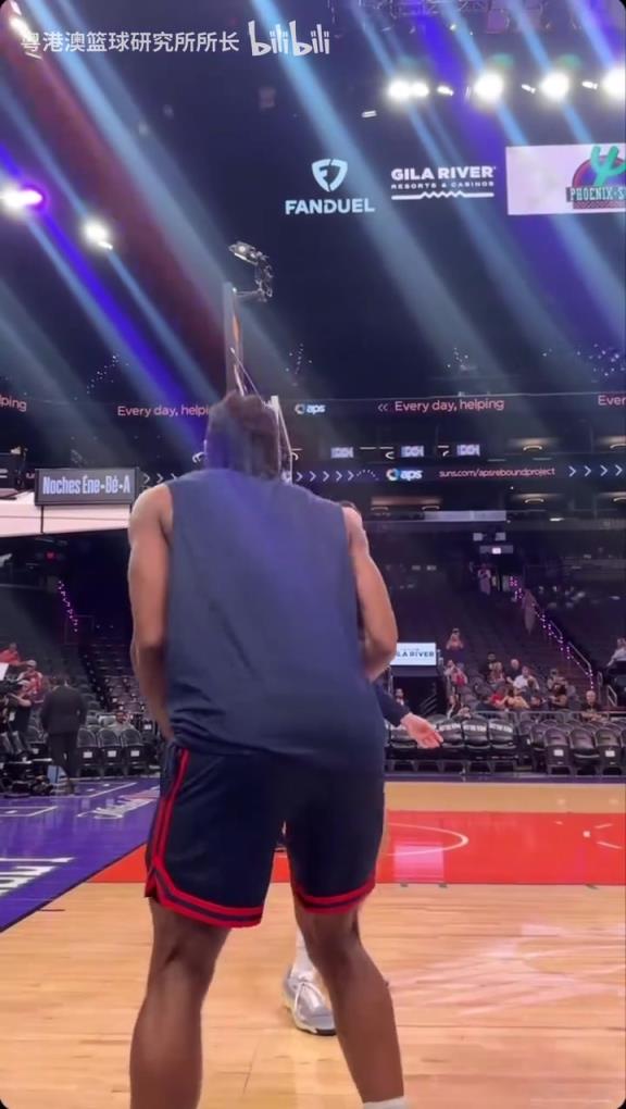 機(jī)器人級(jí)別的靜態(tài)身體！近距離看小卡的賽前熱身！