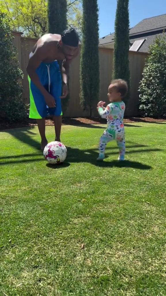 足球要從娃娃抓起！SGA帶娃踢足球，小孩摔倒時(shí)鼓掌“嘲笑”！